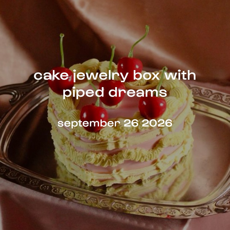 Cake jewelry box with piped dreams